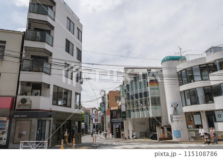代官山駅入り口交差点　個性的なショップが並ぶ街並み　東京都渋谷区 115108786