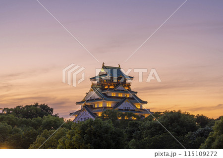 夕焼け空と大阪城天守閣 115109272