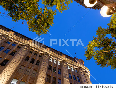 夕暮れの神戸 旧居留地の商船三井ビルディング 115109315