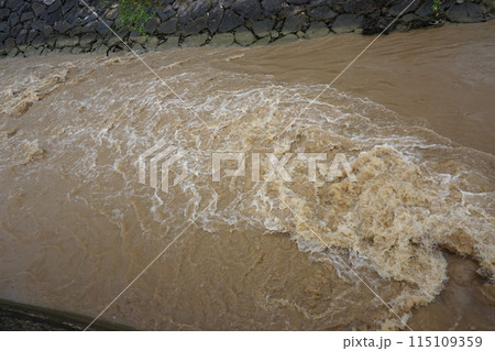 環境問題　大雨後の赤土流出 115109359