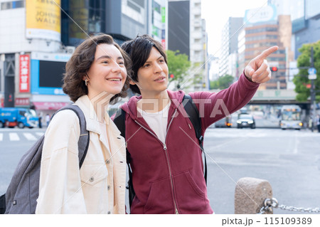 東京を旅行する外国人観光客のカップル(インバウンド) 東京を旅行する外国人観光客のカップル(インバウンド) 115109389