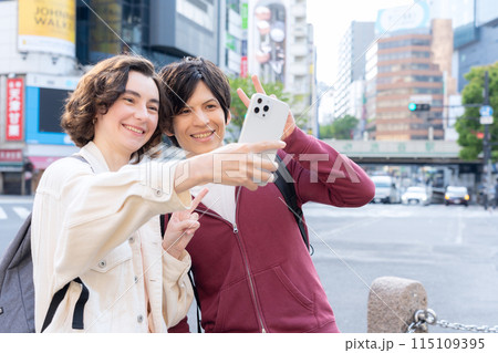 東京を旅行する外国人観光客のカップル(インバウンド) 東京を旅行する外国人観光客のカップル(インバウンド) 115109395