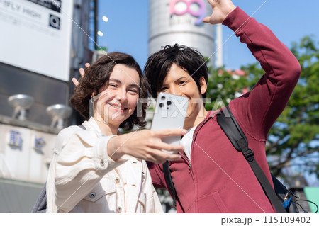 東京を旅行する外国人観光客のカップル(インバウンド) 東京を旅行する外国人観光客のカップル(インバウンド) 115109402