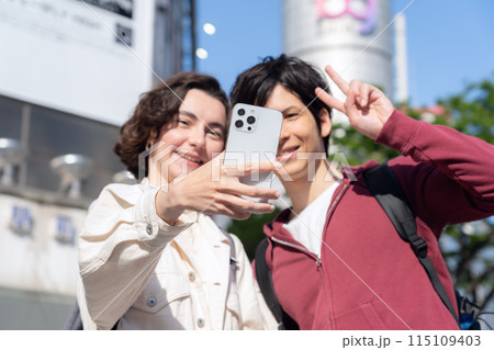 東京を旅行する外国人観光客のカップル(インバウンド) 東京を旅行する外国人観光客のカップル(インバウンド) 115109403