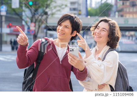 東京を旅行する外国人観光客のカップル(インバウンド) 東京を旅行する外国人観光客のカップル(インバウンド) 115109406
