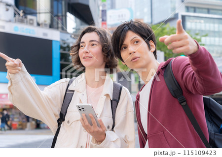 東京を旅行する外国人観光客のカップル(インバウンド) 東京を旅行する外国人観光客のカップル(インバウンド) 115109423