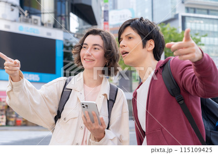 東京を旅行する外国人観光客のカップル（インバウンド） 115109425