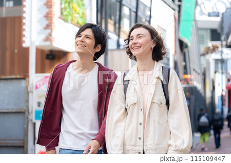 東京を旅行する外国人観光客のカップル（インバウンド） 115109447