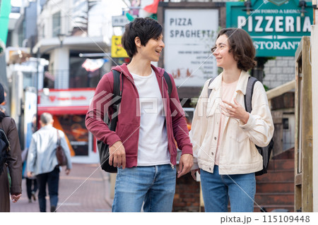 東京を旅行する外国人観光客のカップル（インバウンド） 115109448