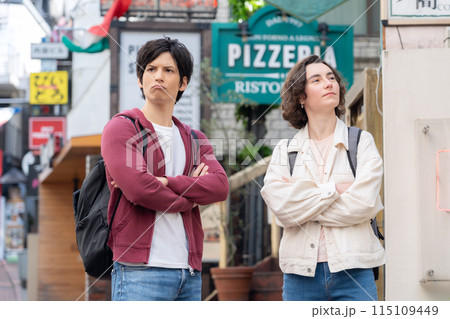 東京を旅行する外国人観光客のカップル（インバウンド） 115109449