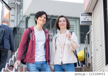 東京を旅行する外国人観光客のカップル(インバウンド) 東京を旅行する外国人観光客のカップル(インバウンド) 115109451