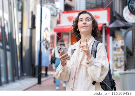東京を旅行する外国人観光客（インバウンド） 115109458