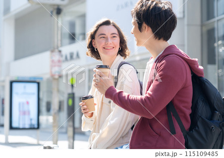 東京を旅行する外国人観光客のカップル(インバウンド) 東京を旅行する外国人観光客のカップル(インバウンド) 115109485