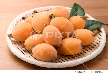 初夏の味覚　びわ （香川県産）大薬王樹　木目背景 115109620