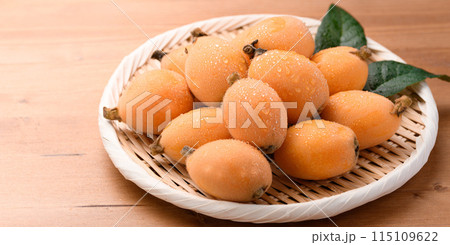 初夏の味覚　びわ （香川県産）大薬王樹　木目背景 115109622