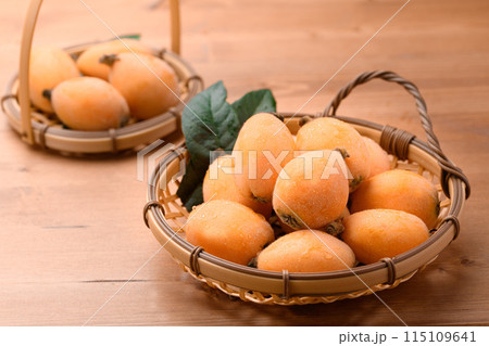 初夏の味覚　びわ （香川県産）大薬王樹　木目背景 115109641