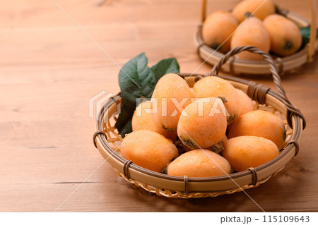 初夏の味覚　びわ （香川県産）大薬王樹　木目背景 115109643