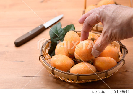初夏の味覚　びわ （香川県産）大薬王樹　木目背景 115109646