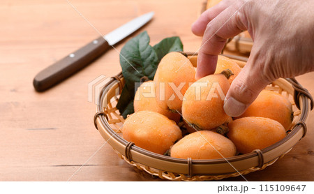 初夏の味覚　びわ （香川県産）大薬王樹　木目背景 115109647