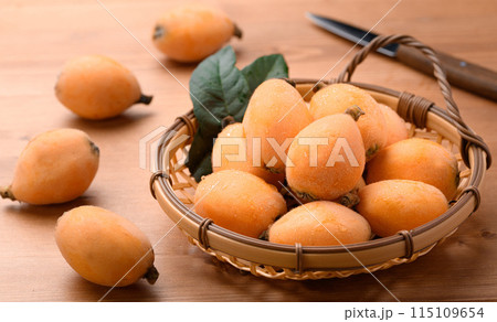 初夏の味覚　びわ （香川県産）大薬王樹　木目背景 115109654