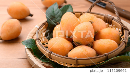 初夏の味覚　びわ （香川県産）大薬王樹　木目背景 115109661