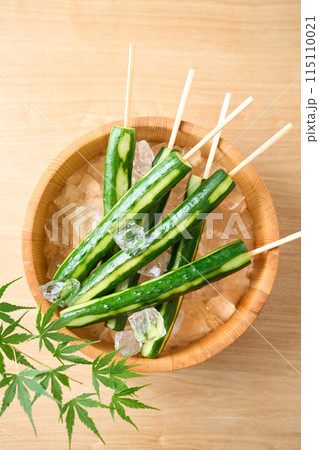 桶に盛り付けたきゅうりの一本漬け 115110021