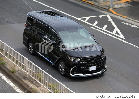 走行中のミニバン 115110248