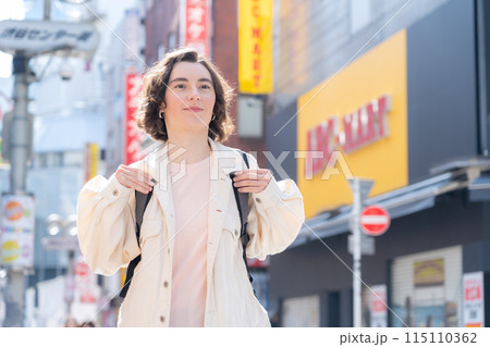 東京を旅行する外国人観光客の女性（インバウンド） 115110362