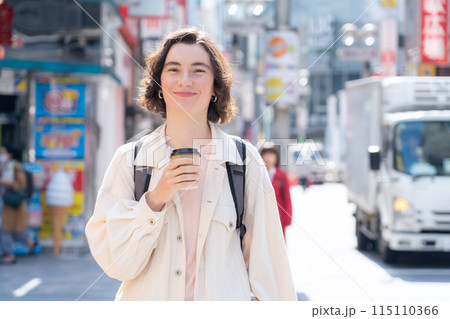 東京を旅行する外国人観光客の女性(インバウンド) 東京を旅行する外国人観光客の女性(インバウンド) 115110366
