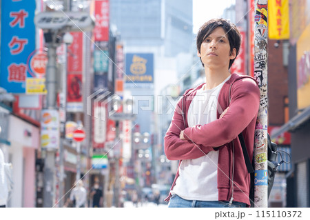 東京を旅行する外国人観光客(インバウンド) 東京を旅行する外国人観光客(インバウンド) 115110372
