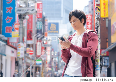 東京を旅行する外国人観光客(インバウンド) 東京を旅行する外国人観光客(インバウンド) 115110373
