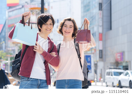 東京を旅行する外国人観光客のカップル（インバウンド） 115110401