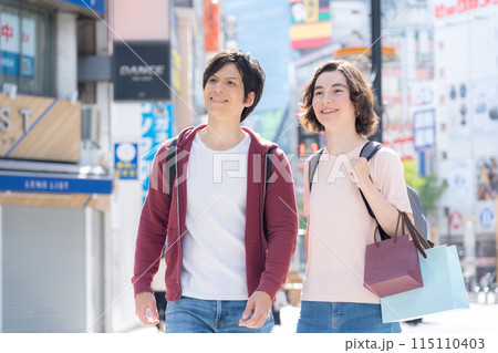 東京を旅行する外国人観光客のカップル(インバウンド) 東京を旅行する外国人観光客のカップル(インバウンド) 115110403