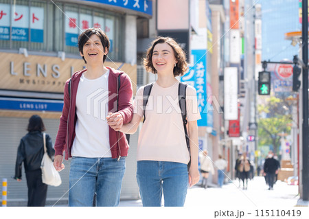 東京を旅行する外国人観光客のカップル（インバウンド） 115110419