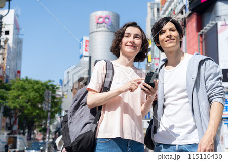 東京を旅行する外国人観光客(インバウンド) 東京を旅行する外国人観光客(インバウンド) 115110430