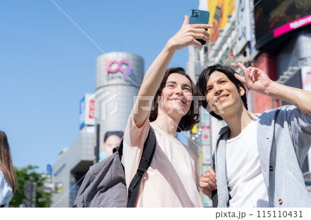東京を旅行する外国人観光客（インバウンド） 115110431