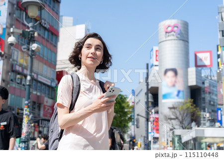 東京を旅行する外国人観光客（インバウンド） 115110448