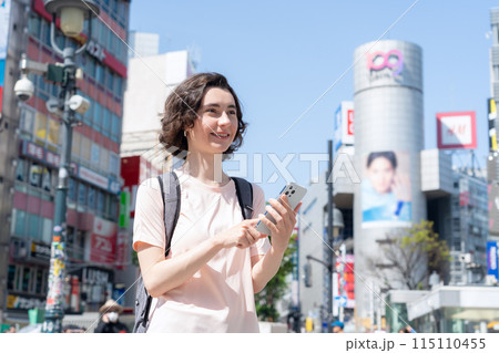 東京を旅行する外国人観光客(インバウンド) 東京を旅行する外国人観光客(インバウンド) 115110455