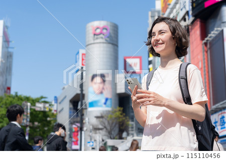 東京を旅行する外国人観光客（インバウンド） 115110456
