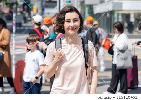 東京を旅行する外国人観光客(インバウンド) 東京を旅行する外国人観光客(インバウンド) 115110462
