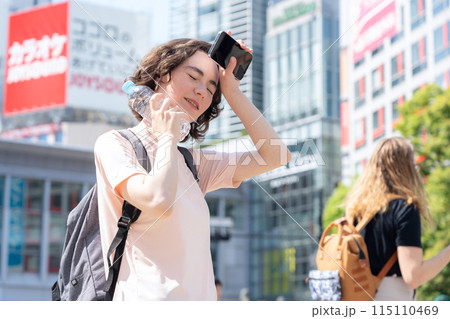 東京を旅行する外国人観光客（インバウンド） 115110469