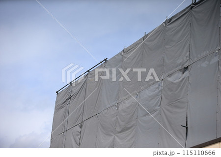 メッシュシートの張られた外部足場（建築工事） 115110666