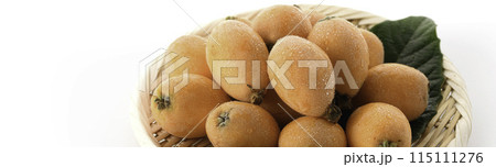 初夏の味覚　びわ （香川県産）大薬王樹 白背景 115111276