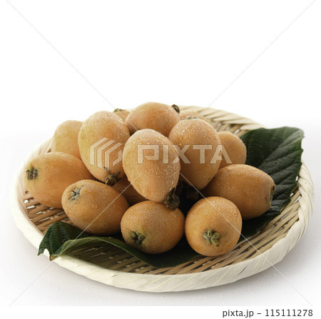 初夏の味覚　びわ （香川県産）大薬王樹 白背景 115111278