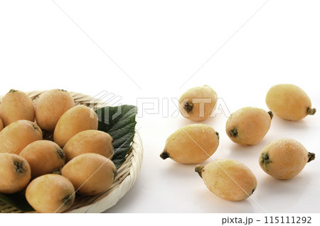 初夏の味覚　びわ （香川県産）大薬王樹 白背景 115111292