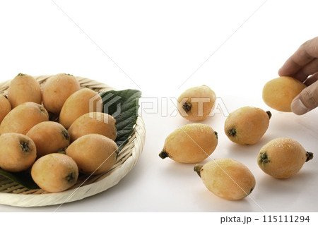 初夏の味覚　びわ （香川県産）大薬王樹 白背景 115111294