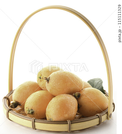 初夏の味覚　びわ （香川県産）大薬王樹 白背景 115111329