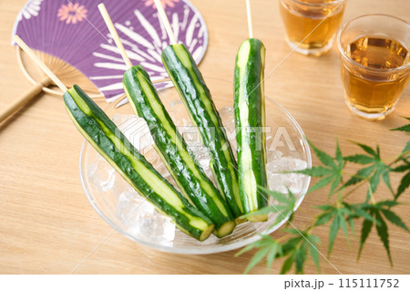 ガラスの皿に盛り付けたきゅうりの一本漬け 115111752