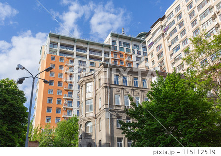 【ウクライナ】首都キーウの巨大な集合住宅と街路樹 115112519