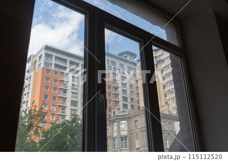 【ウクライナ】首都キーウの窓越しに望む巨大な集合住宅 115112520